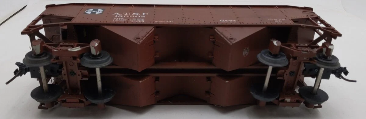 Aristo-Craft 41802 G Scale Santa Fe 2 Bay Coal Hopper - Image 4