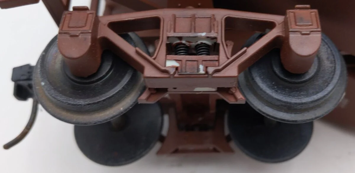 Aristo-Craft 41802 G Scale Santa Fe 2 Bay Coal Hopper - Image 5