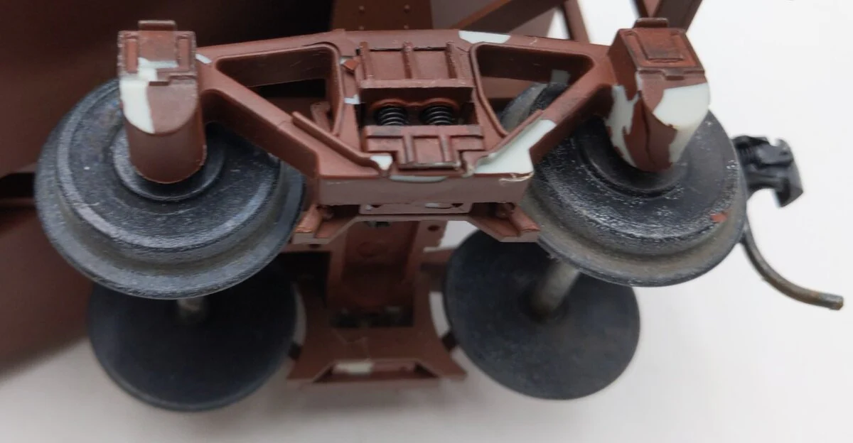 Aristo-Craft 41802 G Scale Santa Fe 2 Bay Coal Hopper - Image 7