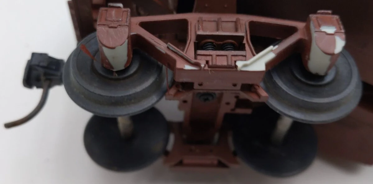 Aristo-Craft 41802 G Scale Santa Fe 2 Bay Coal Hopper - Image 8