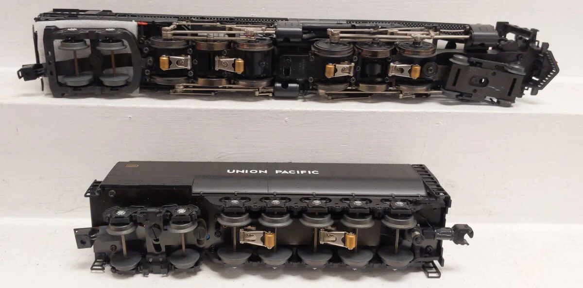 Lionel 6-28064 O Gauge UP 4-6-6-4 Challenger Steam Locomotive & Tender #3985 EX - Image 4