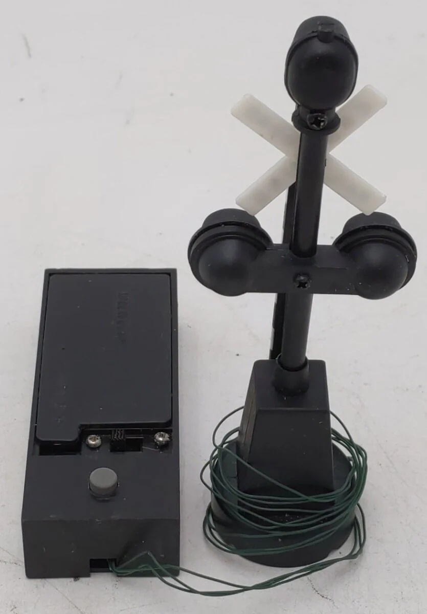 Model Power 6381 O and 0-27 Flashing Railroad Crossing Signal EX/Box - Image 4