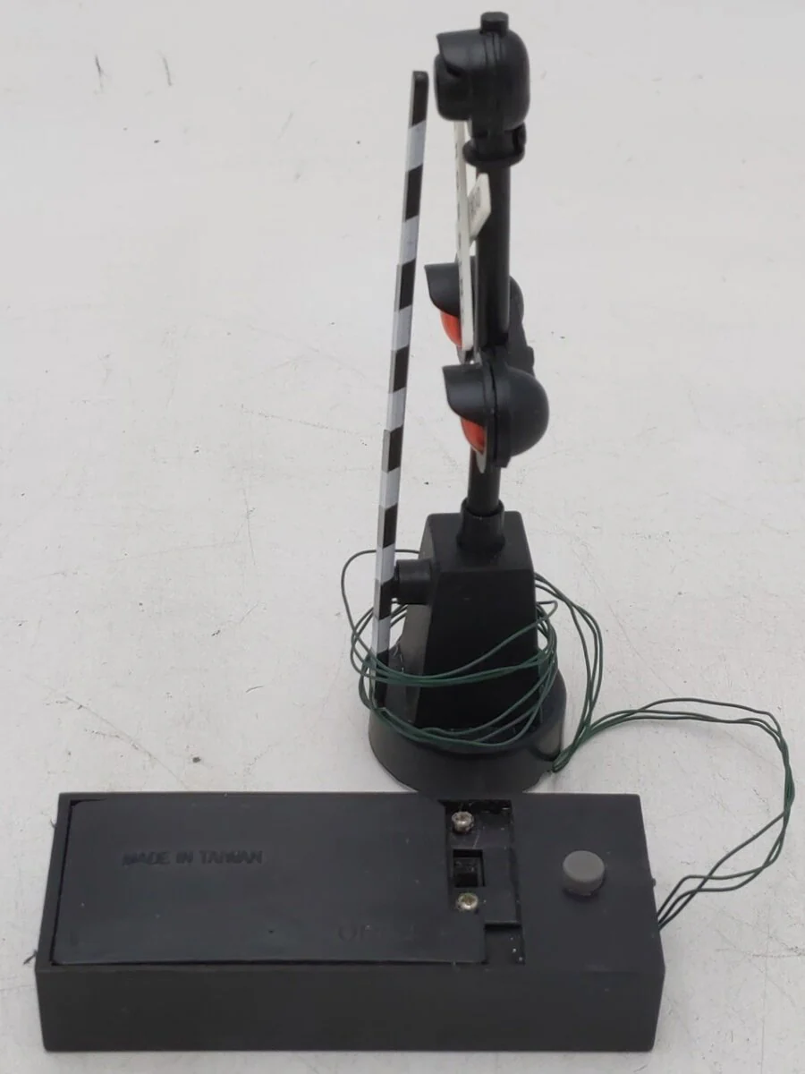 Model Power 6381 O and 0-27 Flashing Railroad Crossing Signal EX/Box - Image 5