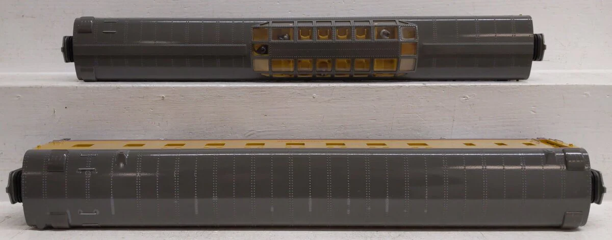 MTH 20-69147 O UP 70’ ABS Sleeper/Vista Dome Passenger Car Set (Set of 2) EX - Image 3
